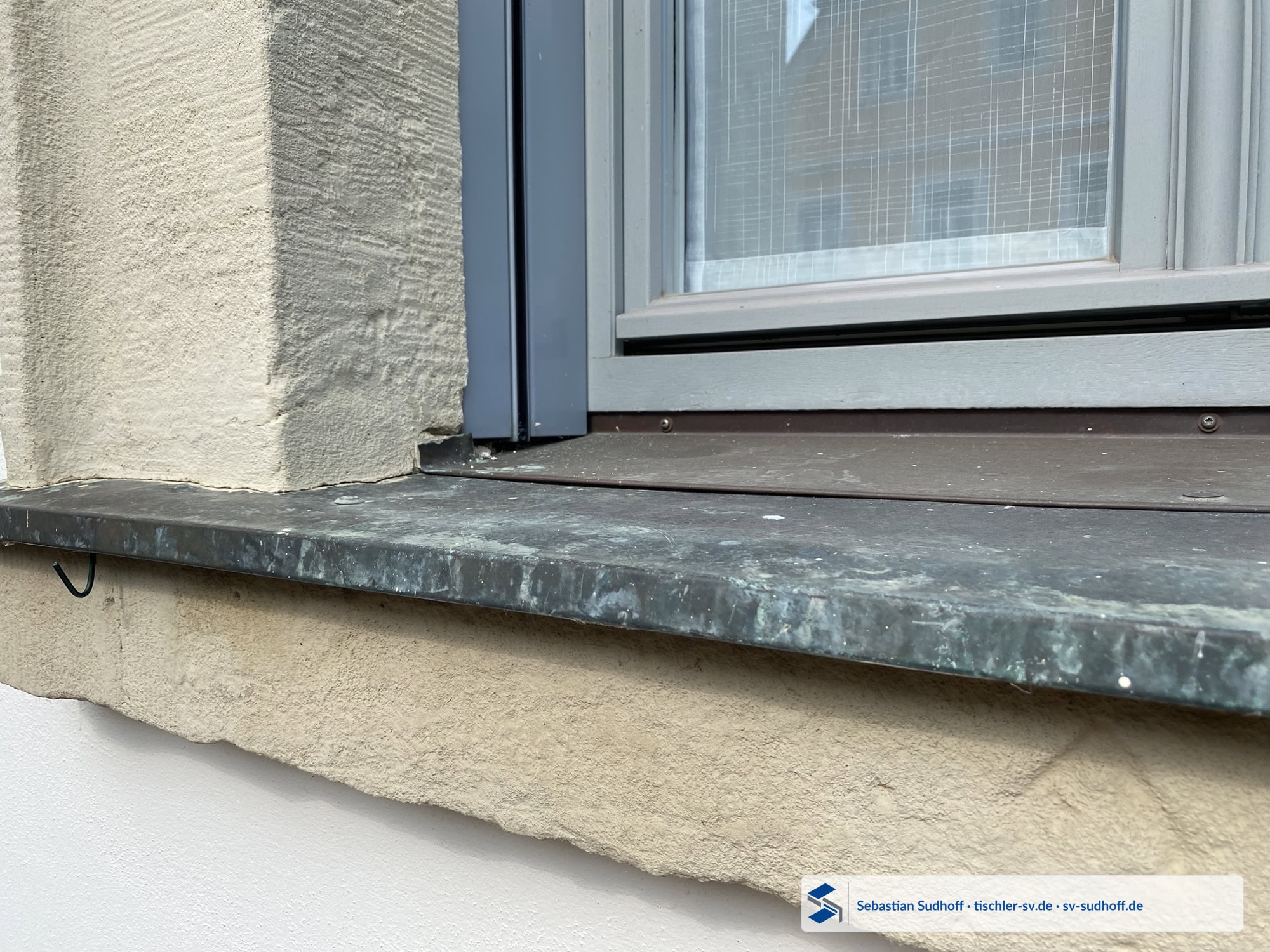 Fensteranschluss einer Kupferfensterbank ohne sichtbare Silikonabdichtung