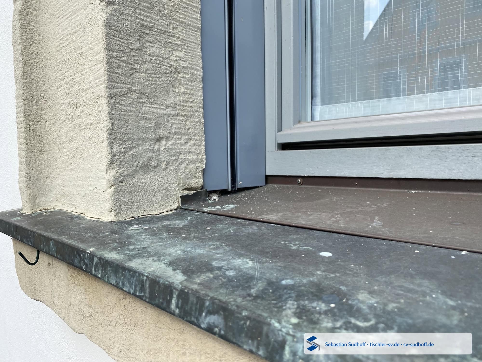 Detail der Wasserführung einer wannenförmigen Kupferfensterbank