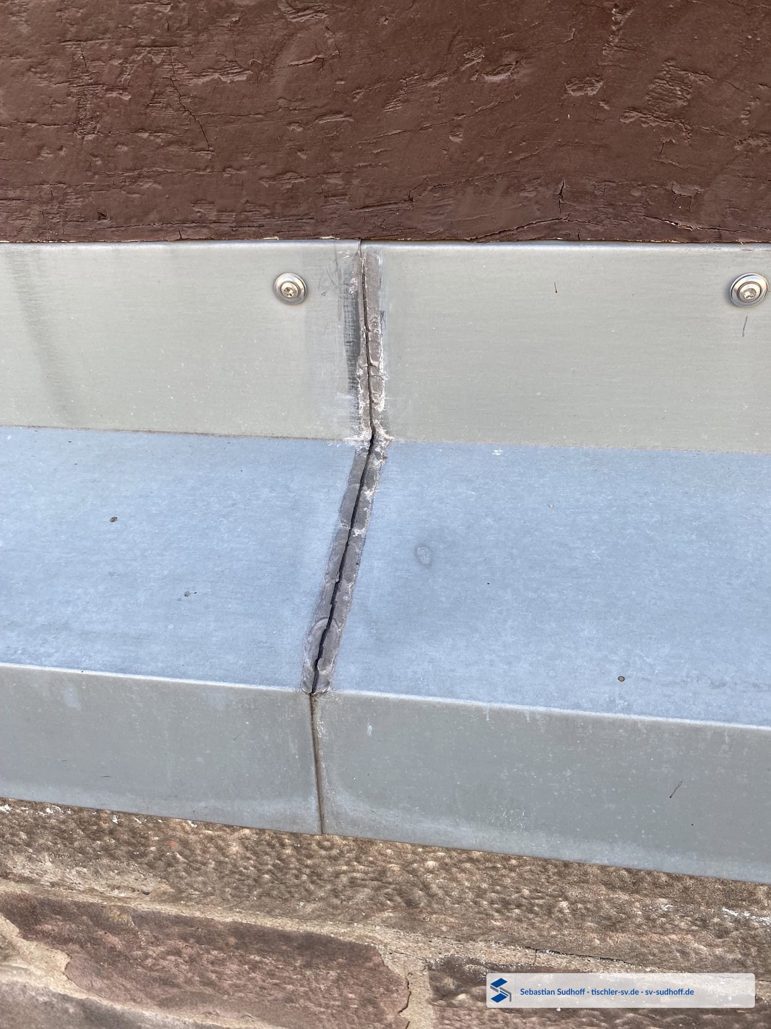 Geöffnete Detailstelle mit Wasserweg hinter ein Zinkblech an einer Fachwerkschwelle