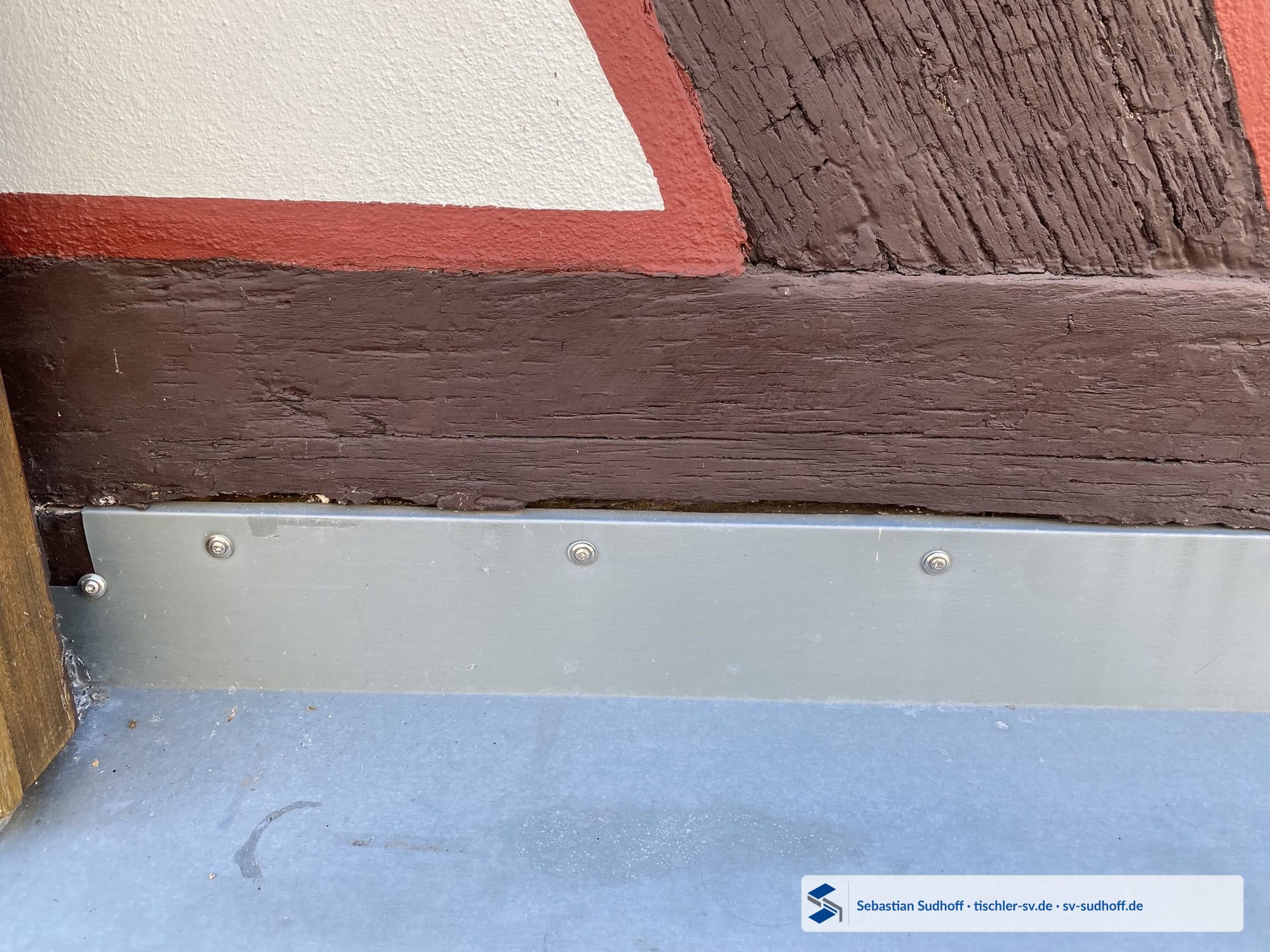 Schadstelle an der Zinkblechabdeckung einer Fachwerkschwelle