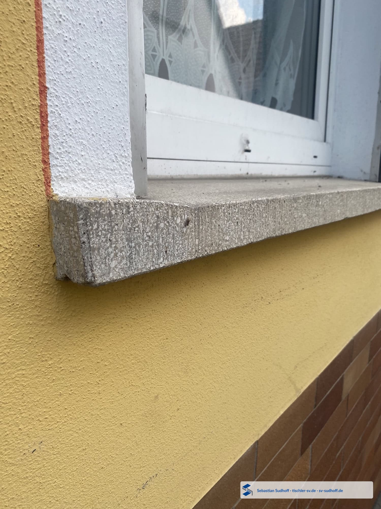 Ältere Fensterbank mit Gefälle vom Mauerwerk und von der Fassade weg