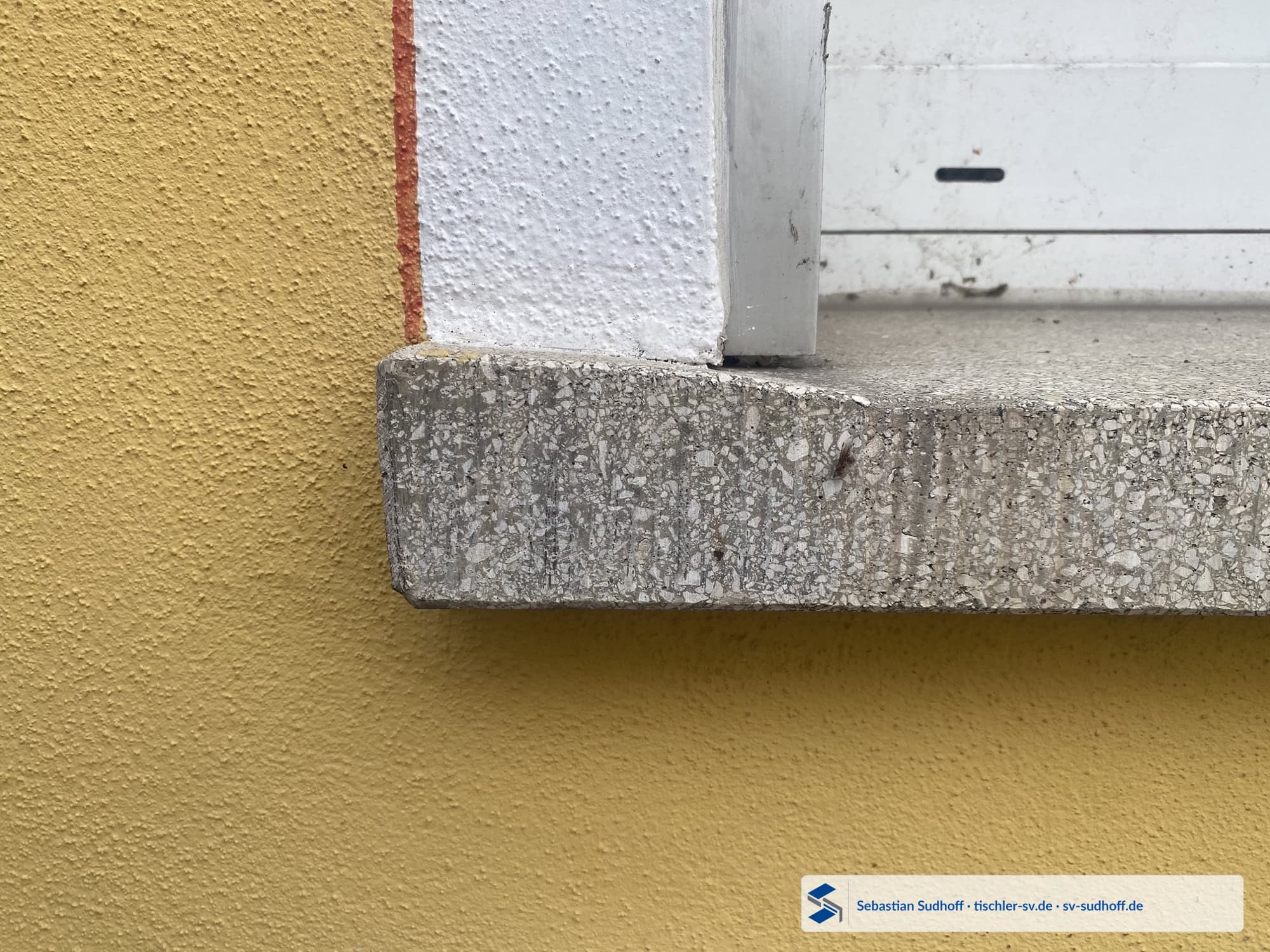 Detail einer älteren Fensterbank mit Wasserableitung weg von der Putzfassade