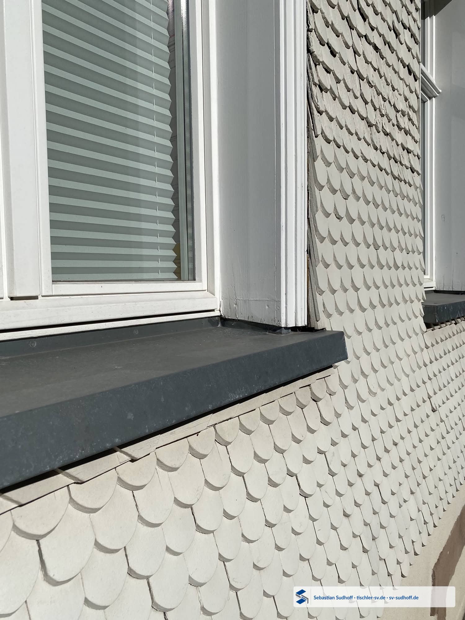 Nachträglich gekürztes Fensterfutter über einer untergeschobenen Kupferfensterbank