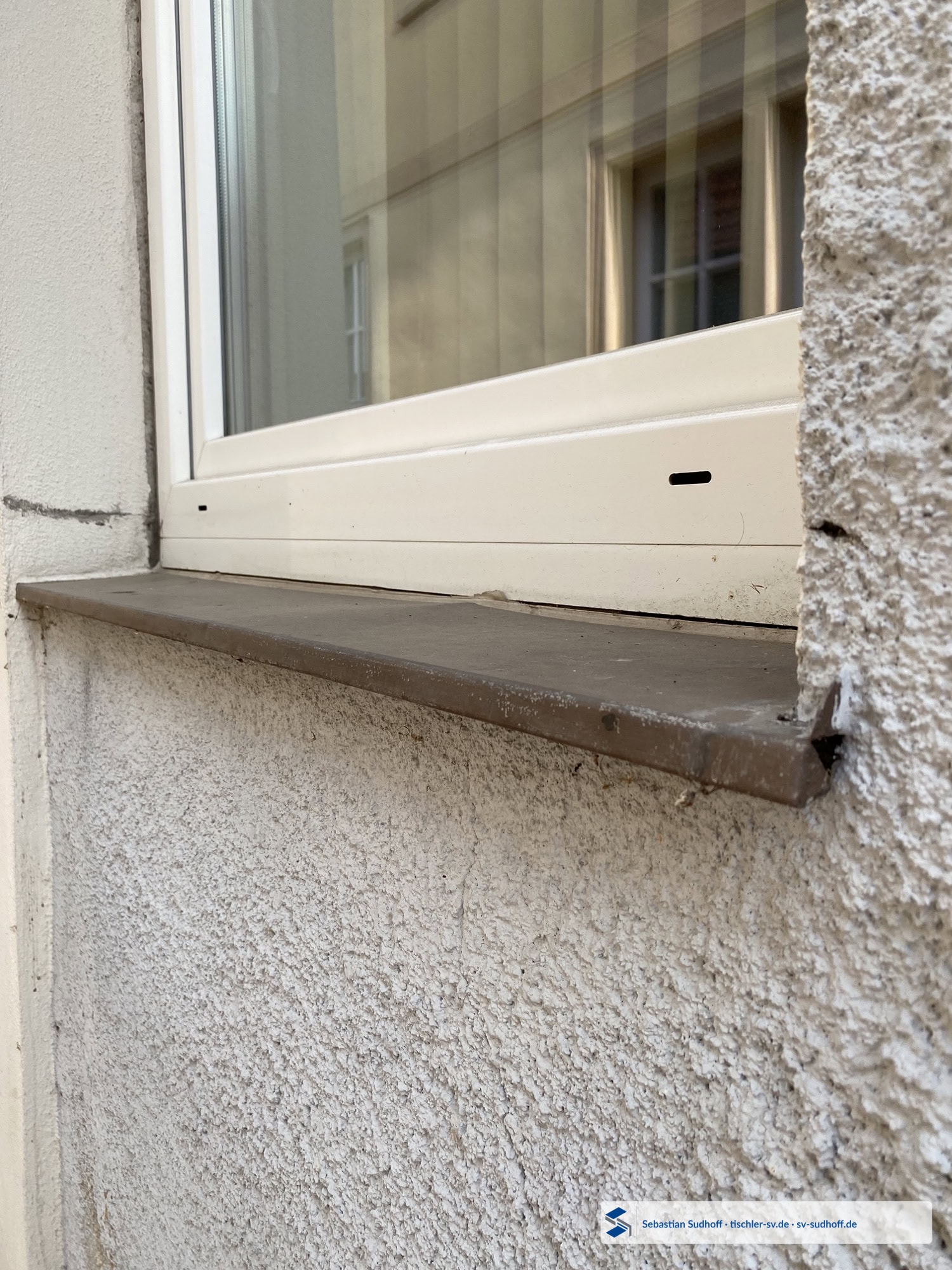 Kunststofffenster auf weiterverwendeter alter Kupferfensterbank mit verformtem mittlerem Bereich