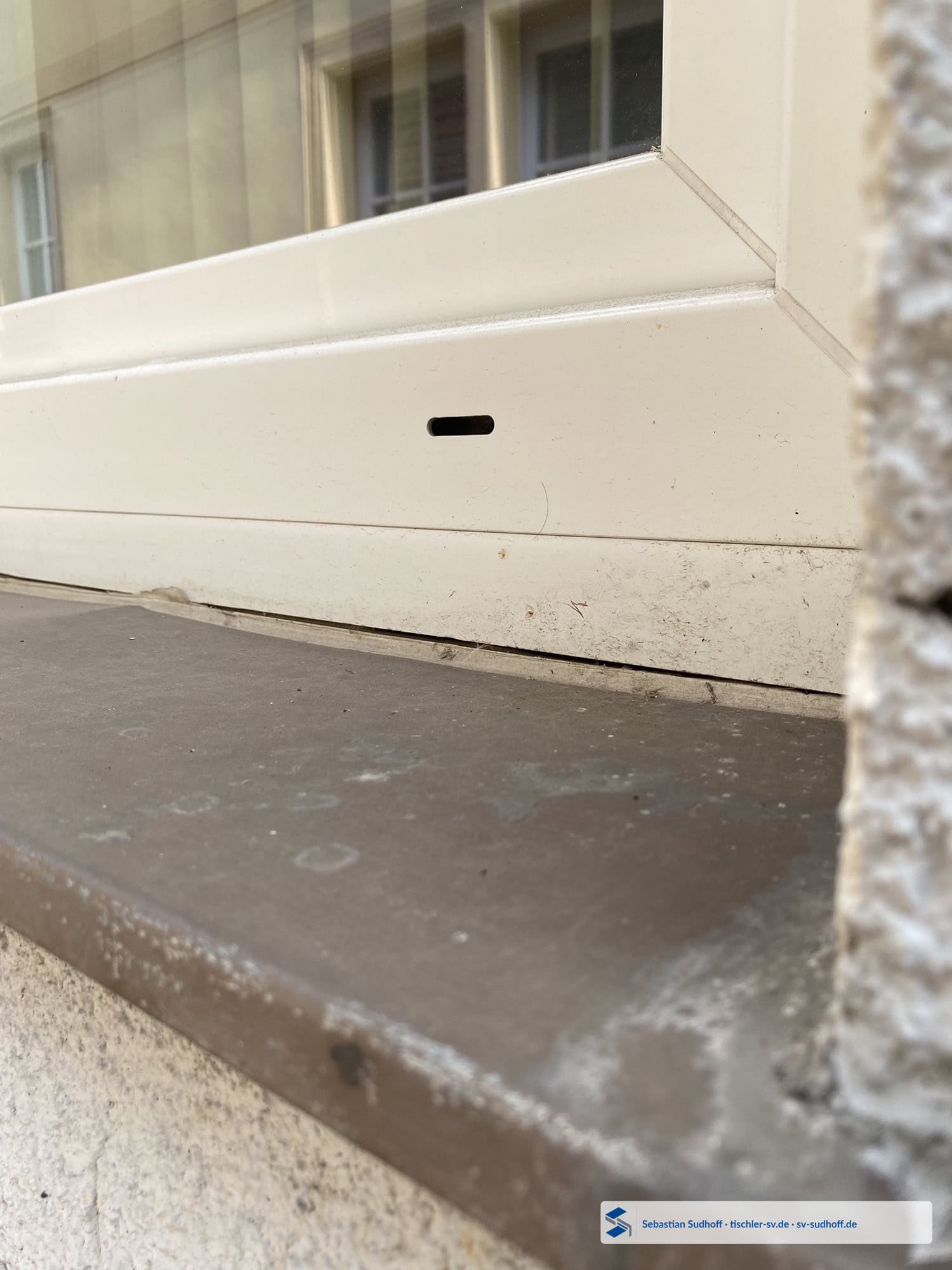 Verformte Kupferfensterbank mit örtlichem Gefälle zurück in Richtung Fenster
