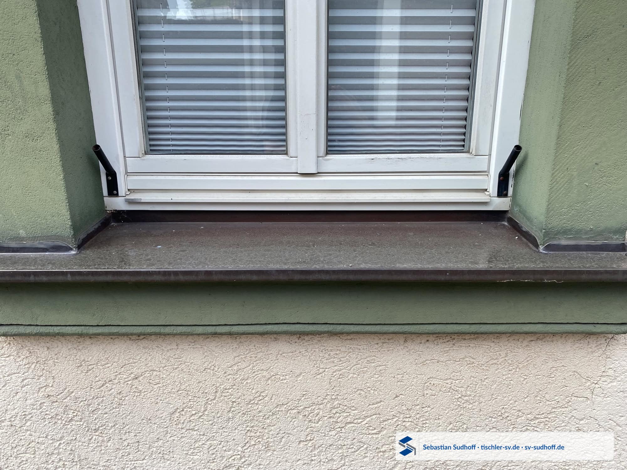 Nachträglich eingebaute Kupferfensterbank an einem Holzfutter