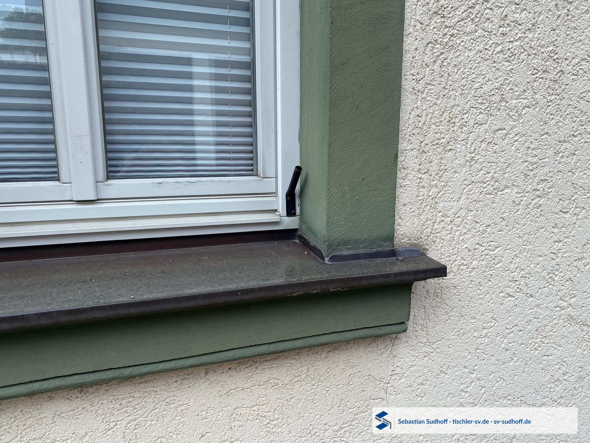 Nachträglich eingebaute Kupferfensterbank an einem Steinfensterfutter
