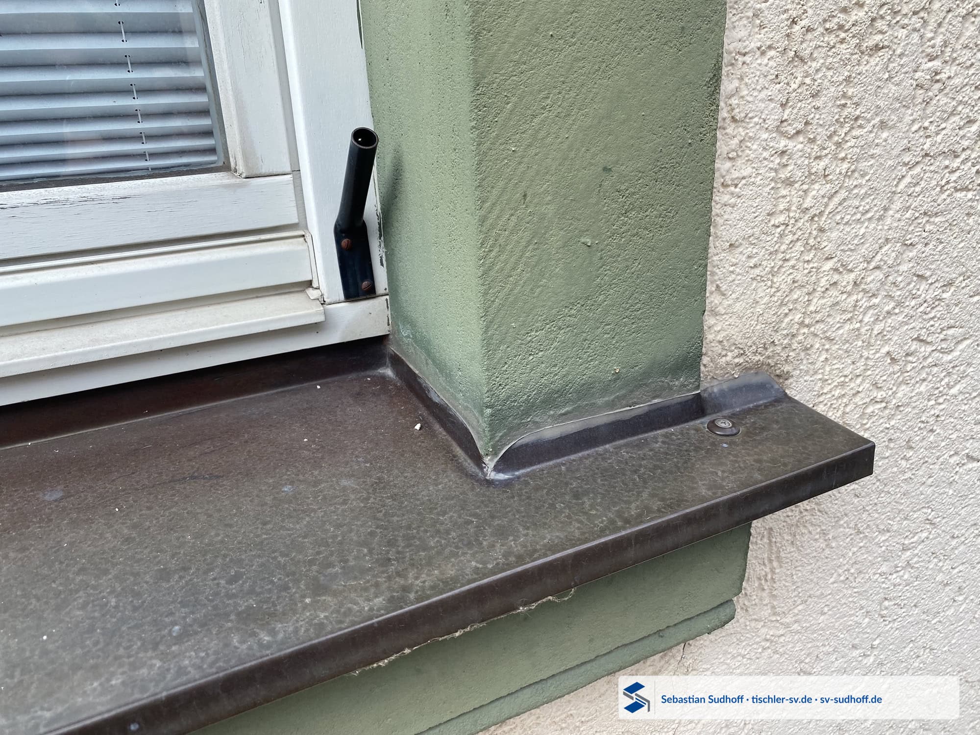 Seitlicher Silikonanschluss einer nachträglichen Kupferfensterbank