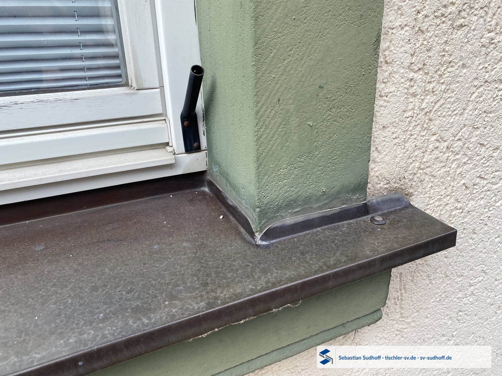 Silikonfuge zwischen nachträglicher Kupferfensterbank und Fenster