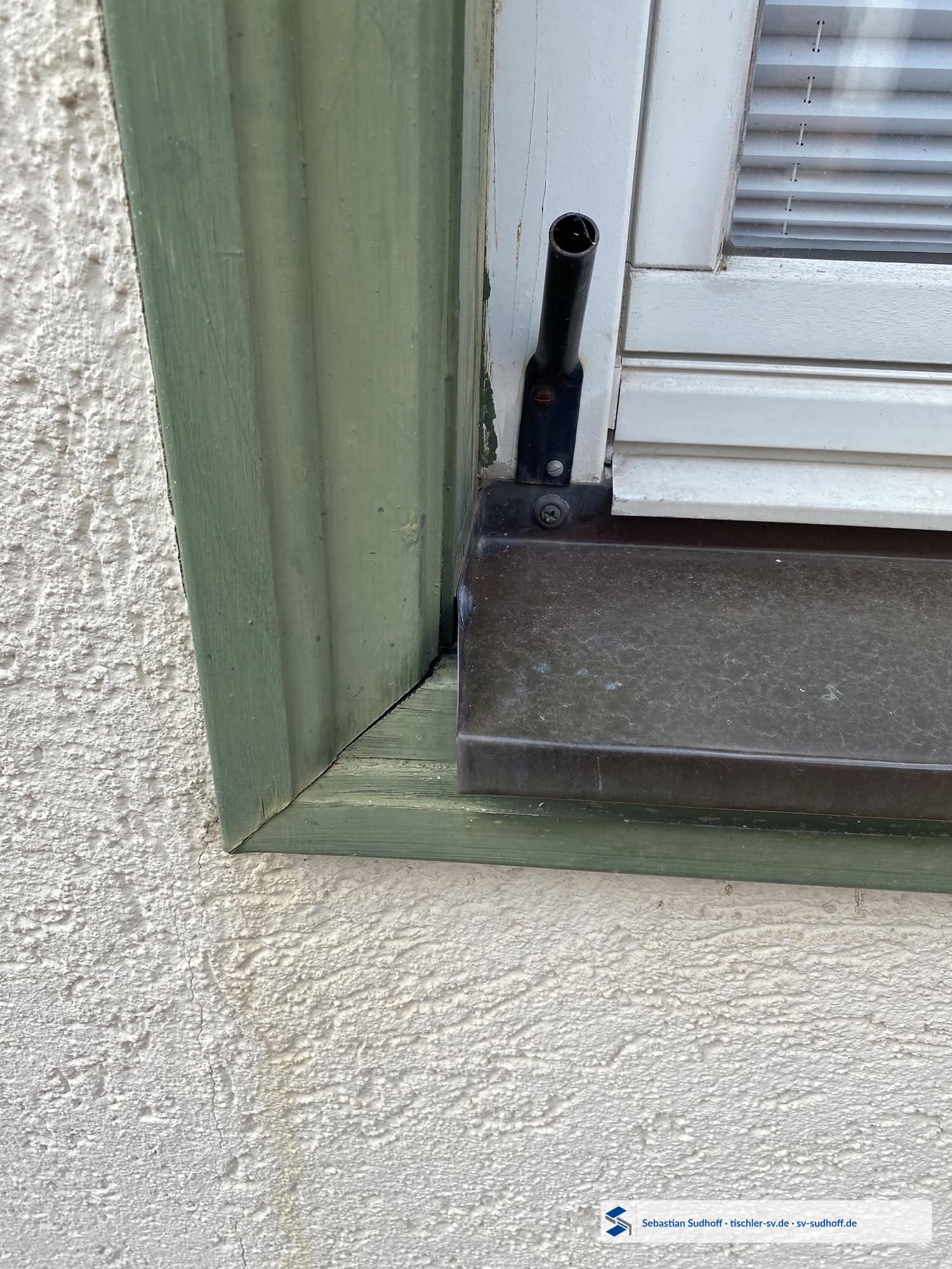 Möglicher Wasserweg zwischen Kupferfensterbank und seitlichem Fensterfutter
