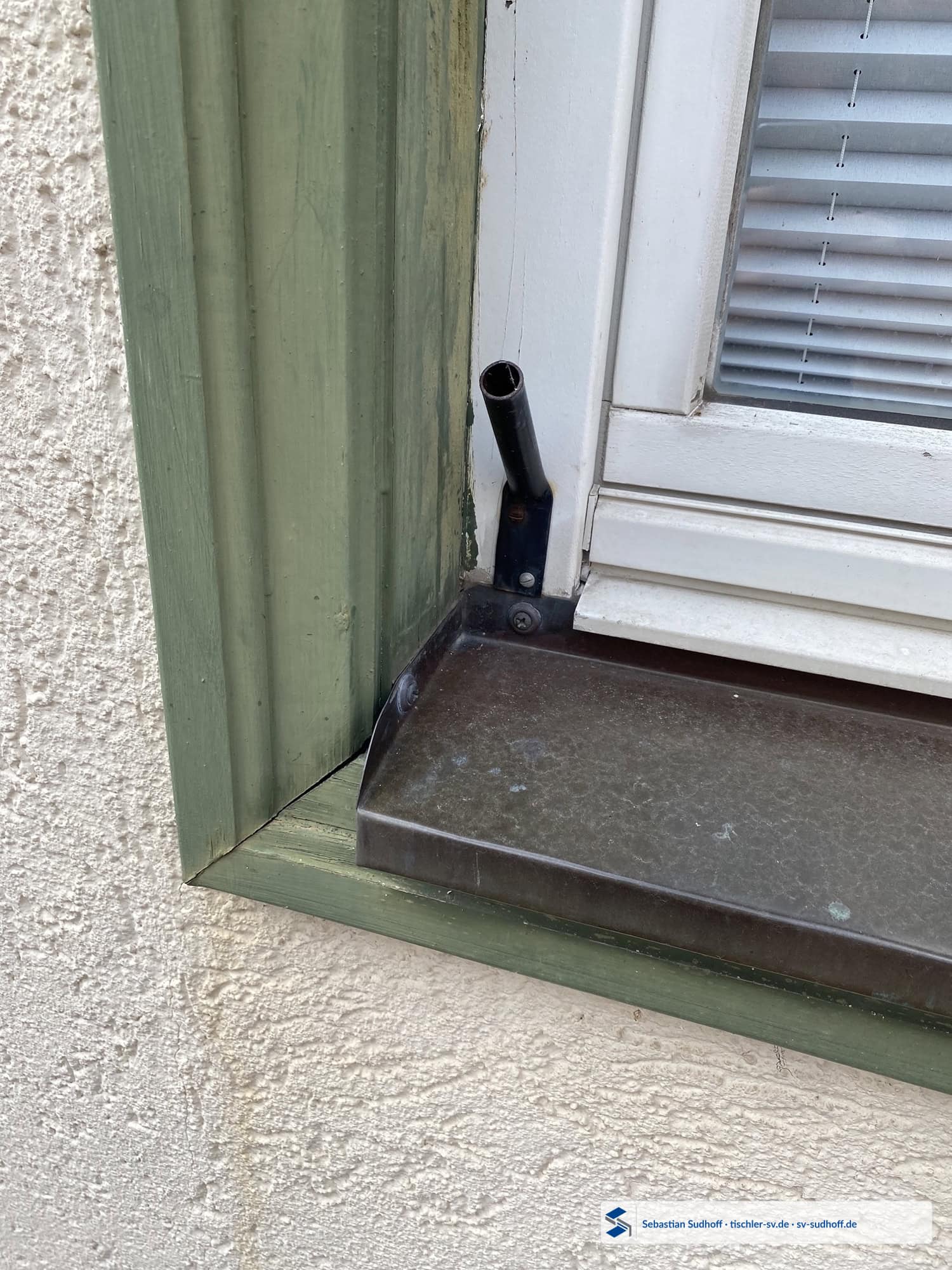 Detail des seitlichen Anschlusses einer nachgerüsteten Kupferfensterbank