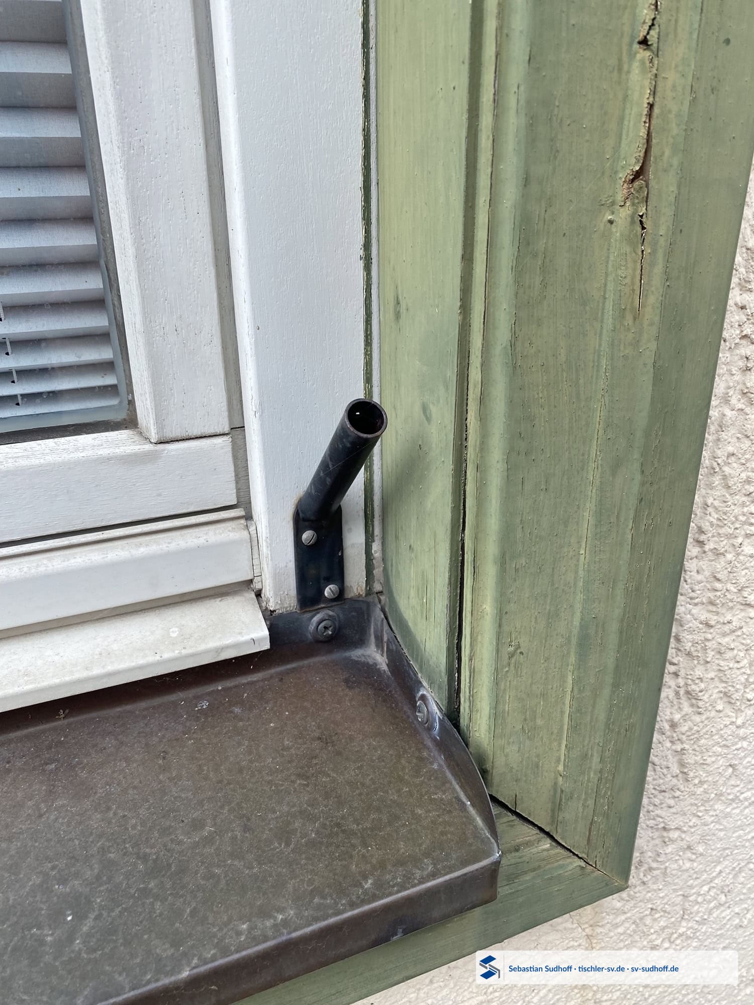 Eckdetail einer nachträglich eingebauten Kupferfensterbank