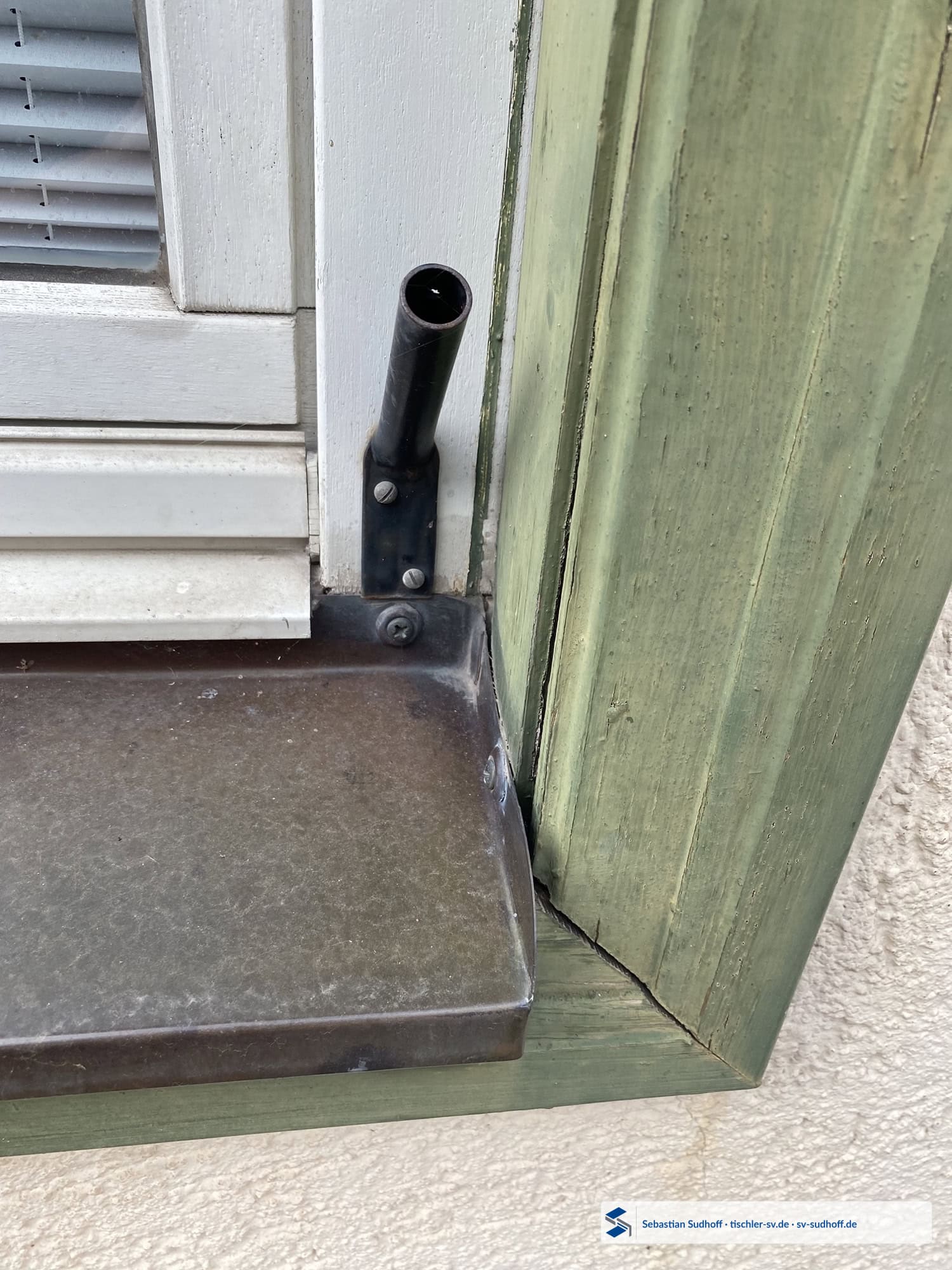 Silikonfuge zwischen Kupferfensterbank und Fensterfutter im Detail
