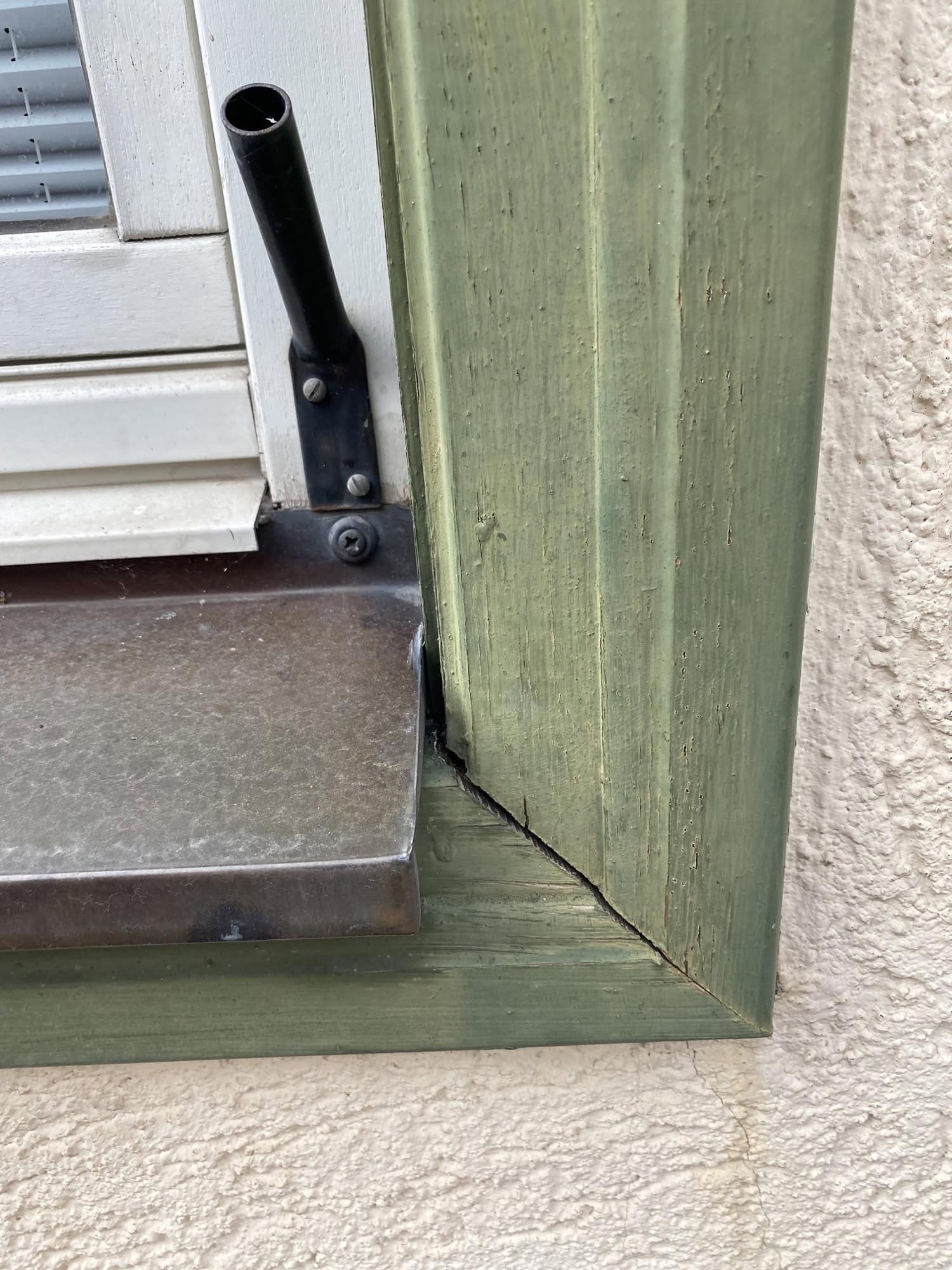Nachträgliche Kupferfensterbank mit mehreren dichtstoffabhängigen Wasserwegen
