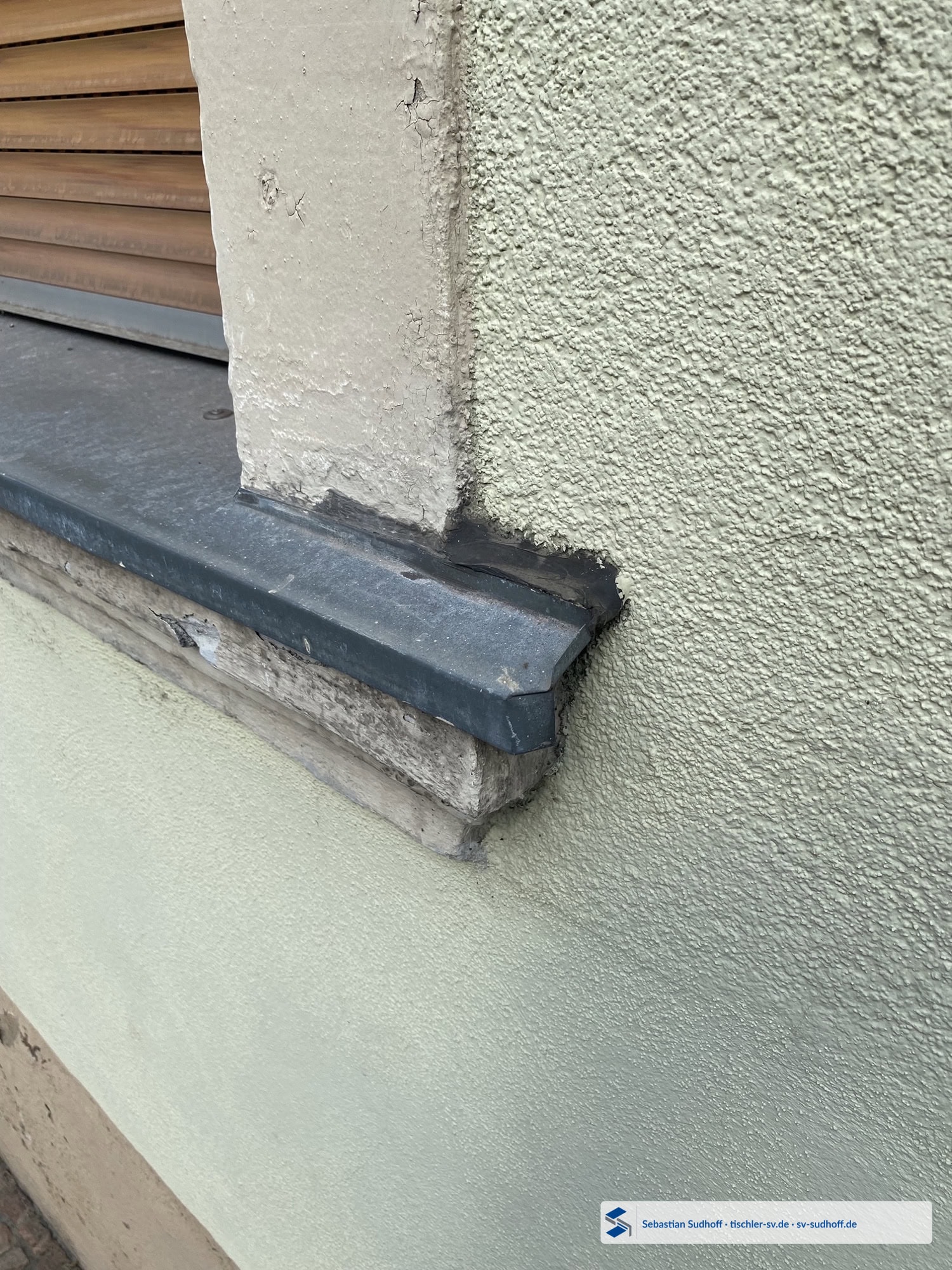 Nachträgliche Zinkfensterbank über einer alten Steinfensterbank