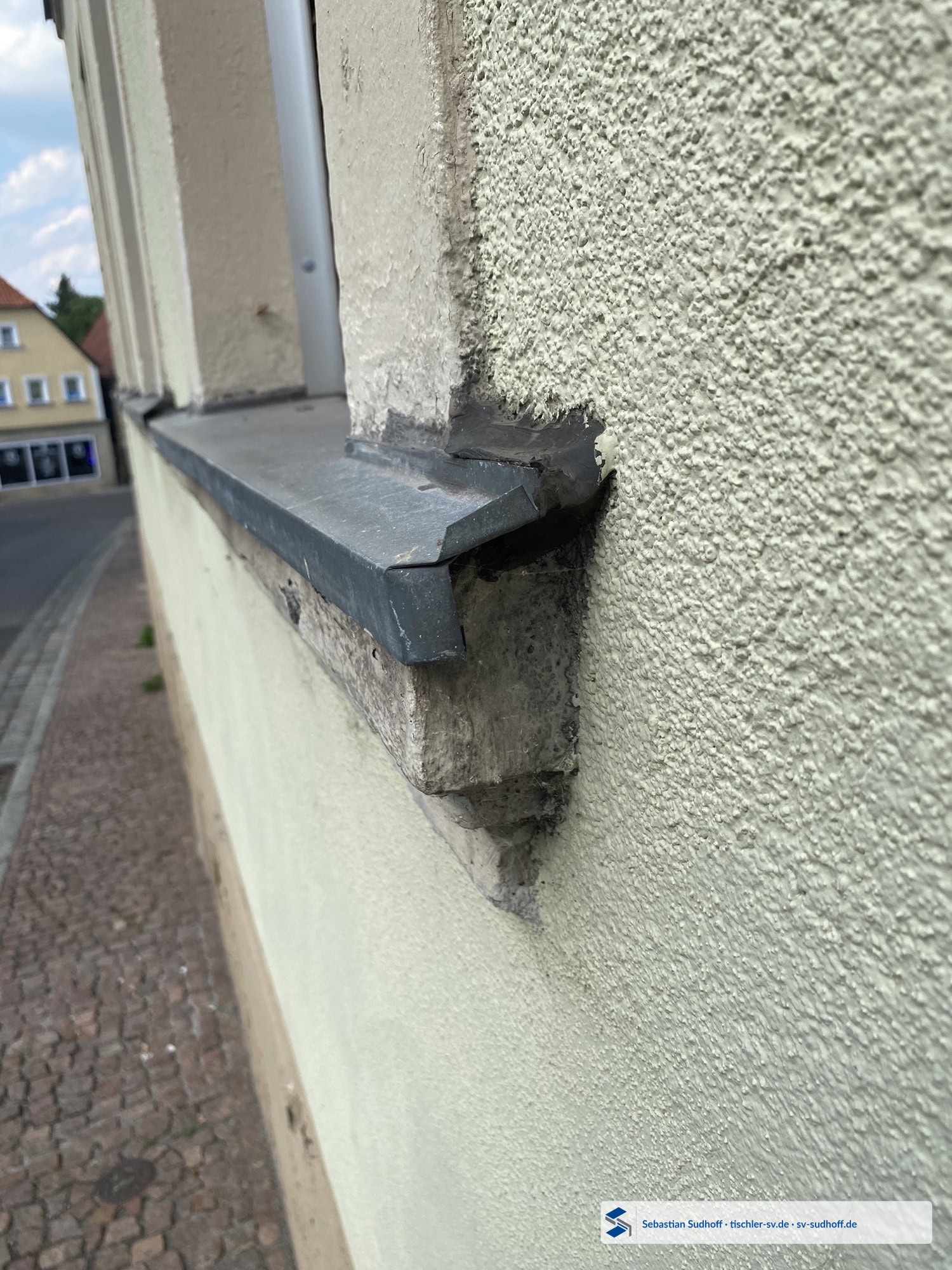 Gerissene Silikonfuge zwischen Zinkfensterbank und Mauerwerk