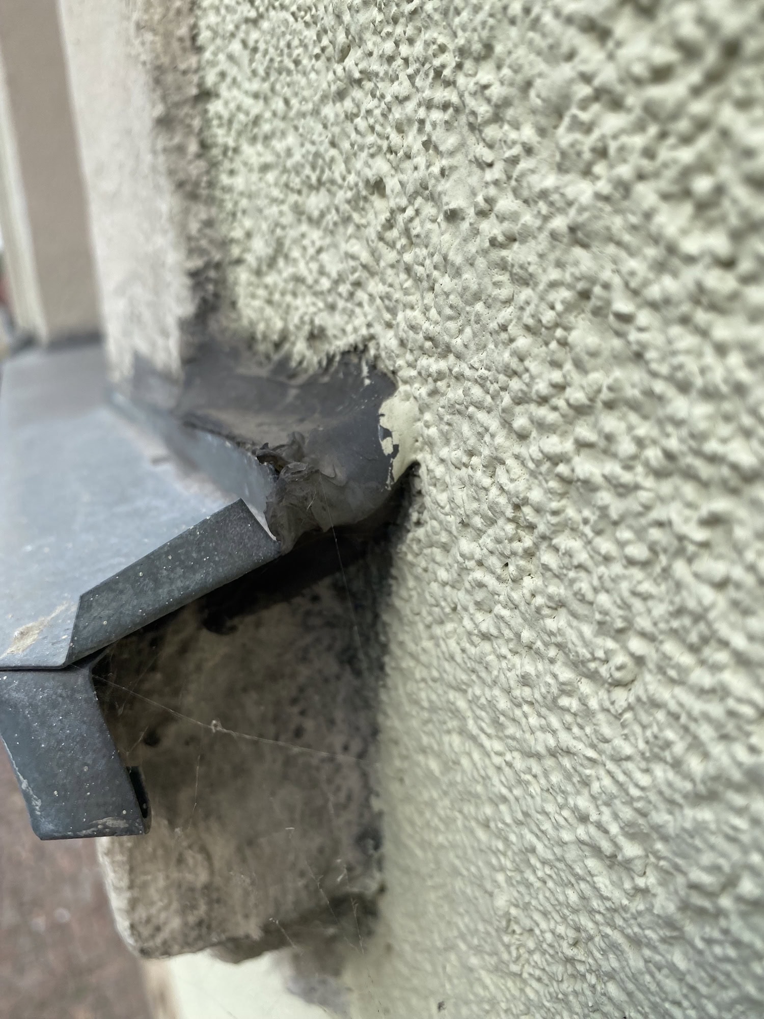 Wasserweg von einer gerissenen Zinkfensterbankfuge auf die darunterliegende Steinfensterbank