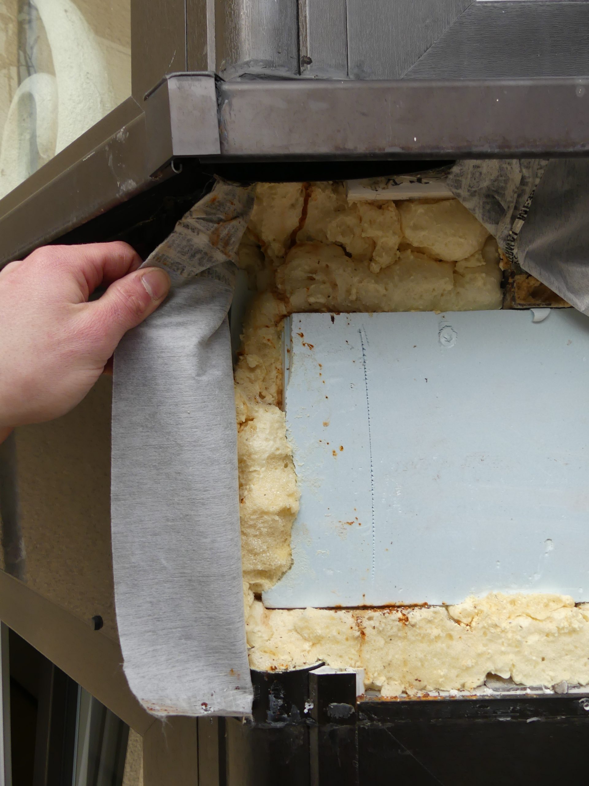 Unzureichende Dämmung und Abdichtung am Fensteranschluss mit sichtbarem Wassereintritt – dokumentiert bei einer Abnahmebegleitung