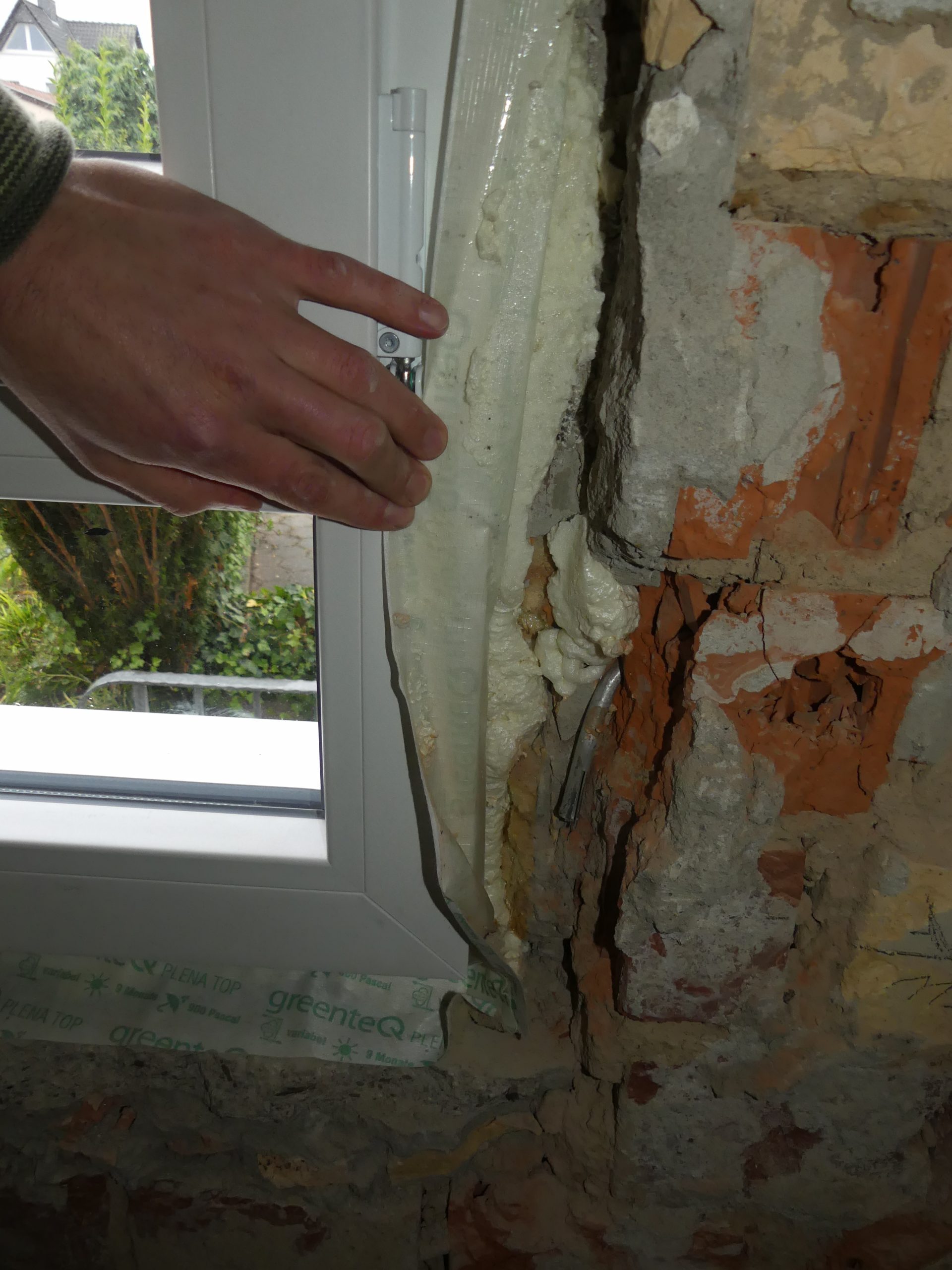 Innenansicht Fensteranschluss: fehlender Glattstrich zum Mauerwerk, innere luftdichte Ebene nicht funktionsfähig hergestellt