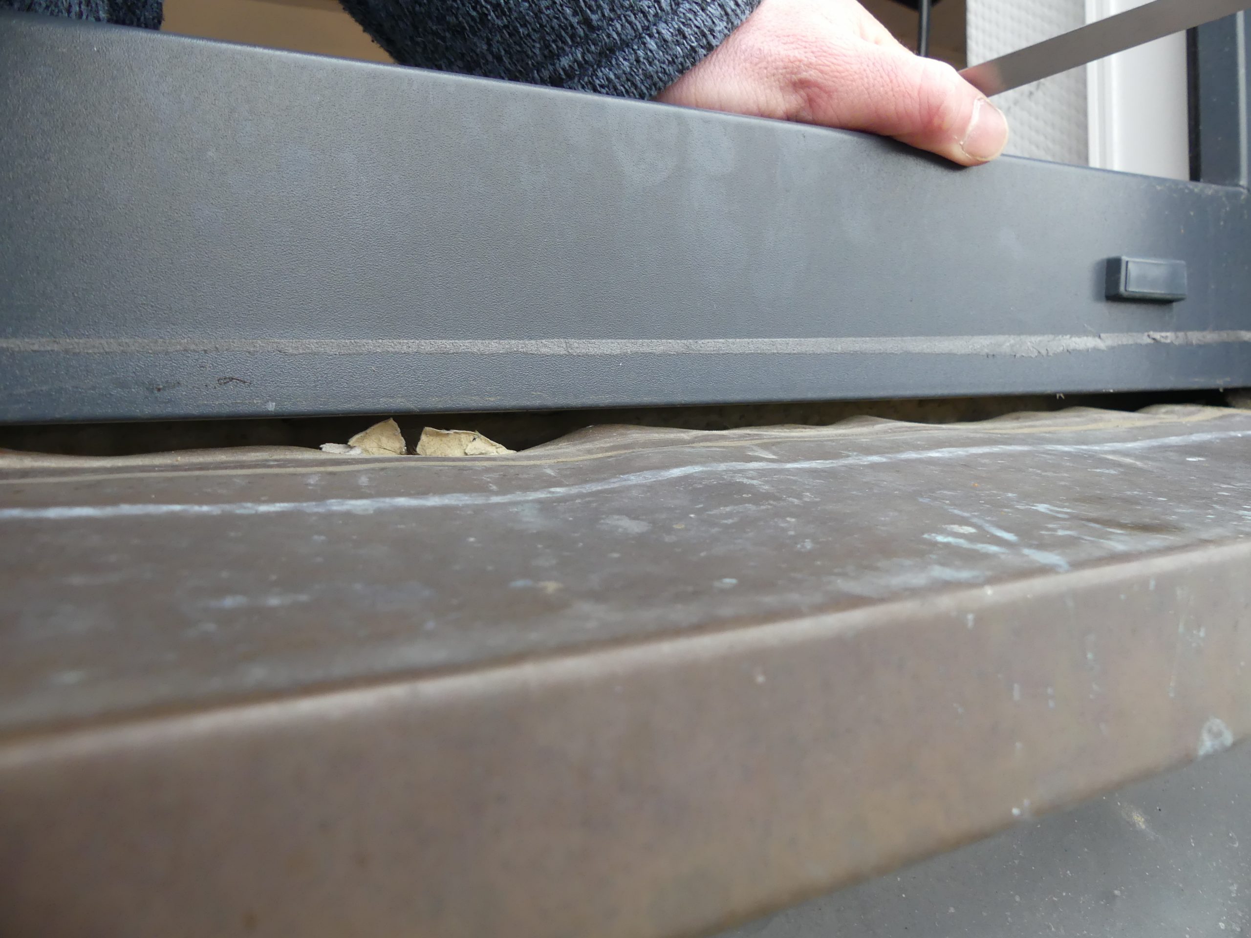 Detailansicht eines Fensterbankanschlusses mit unzureichender Anbindung an das Bauelement und wasserführender Ausbildung zum Baukörper hin