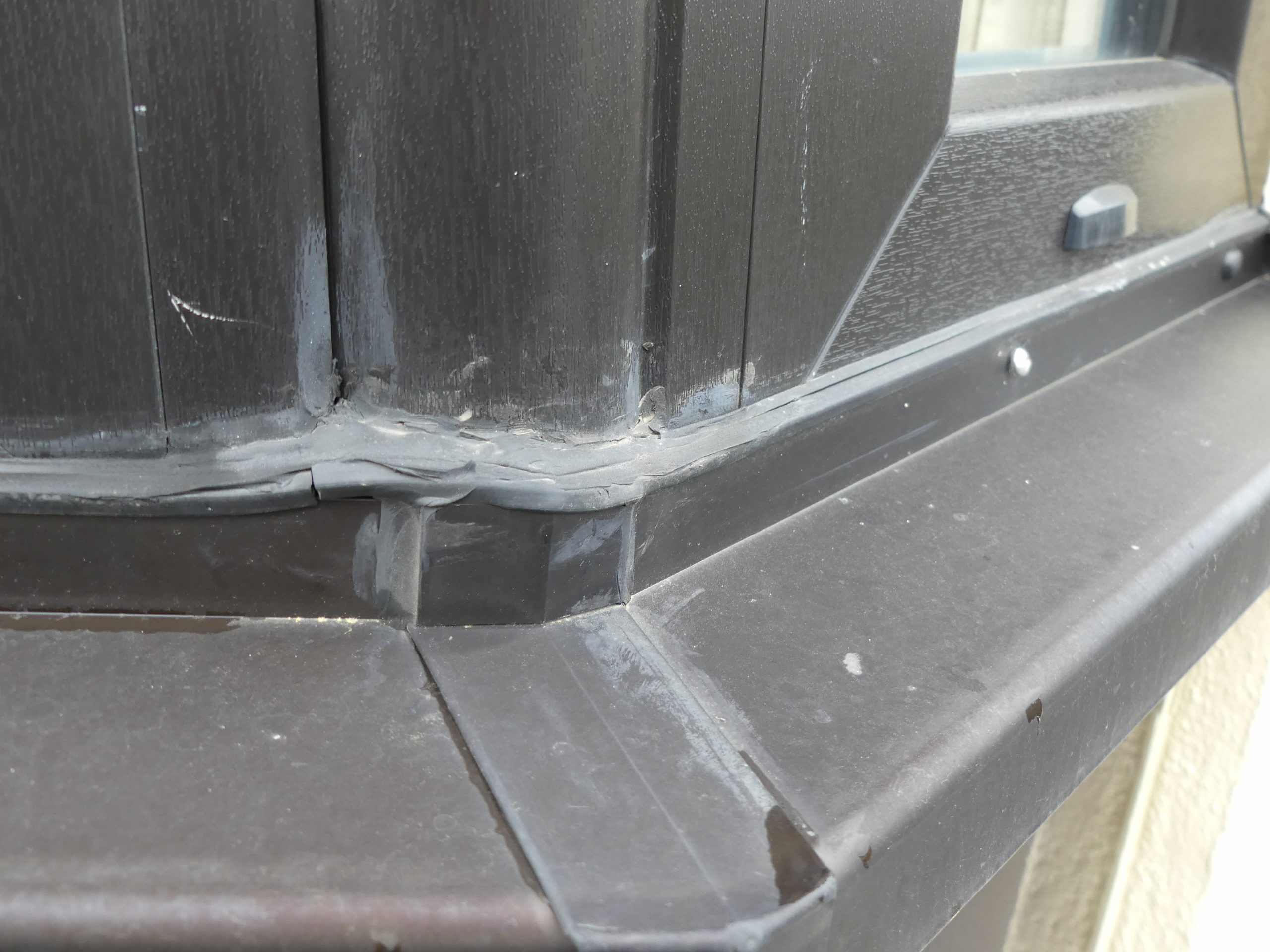 Unsaubere Silikonfuge an einer Fensterbank – Ausführungsfehler im Rahmen einer Abnahmebegleitung festgestellt