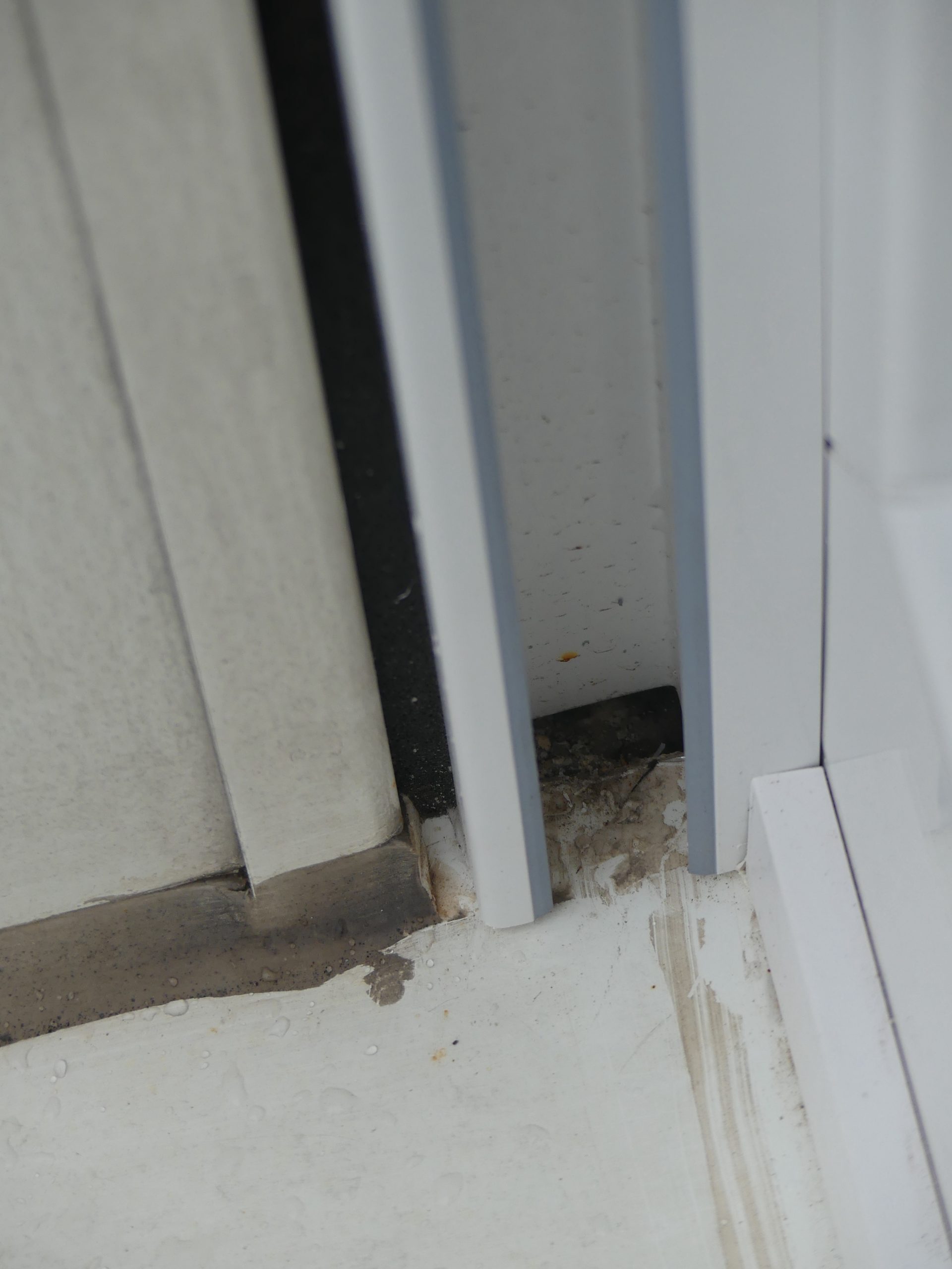 Fensterbankanschluss nach Fenstertausch – Bestandsfensterbank zu kurz, offener Übergang im Bereich der Rollladenführung