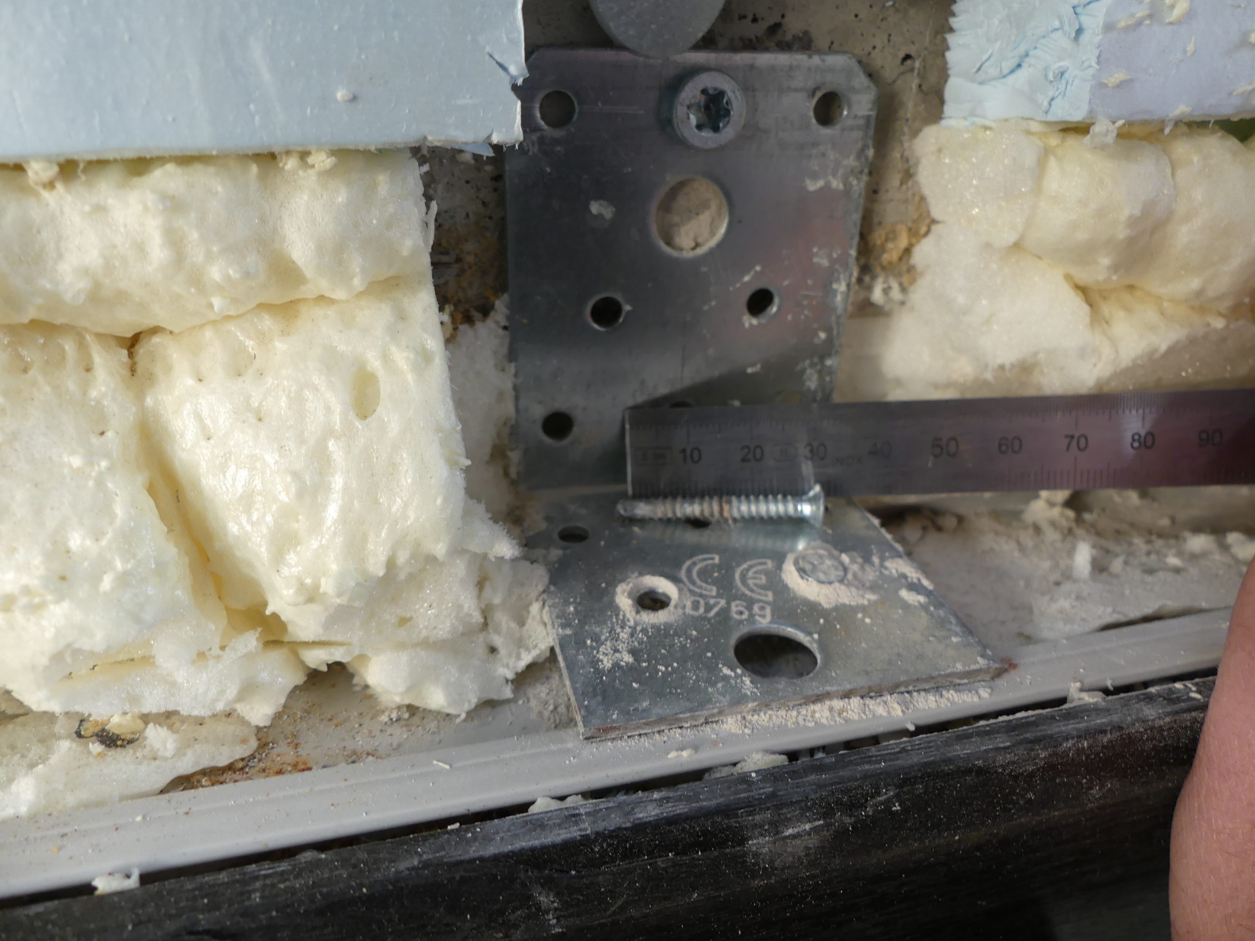 Befestigung eines Fensterelements mit Bauwinkeln – Montagebewertung im Rahmen einer Abnahmebegleitung