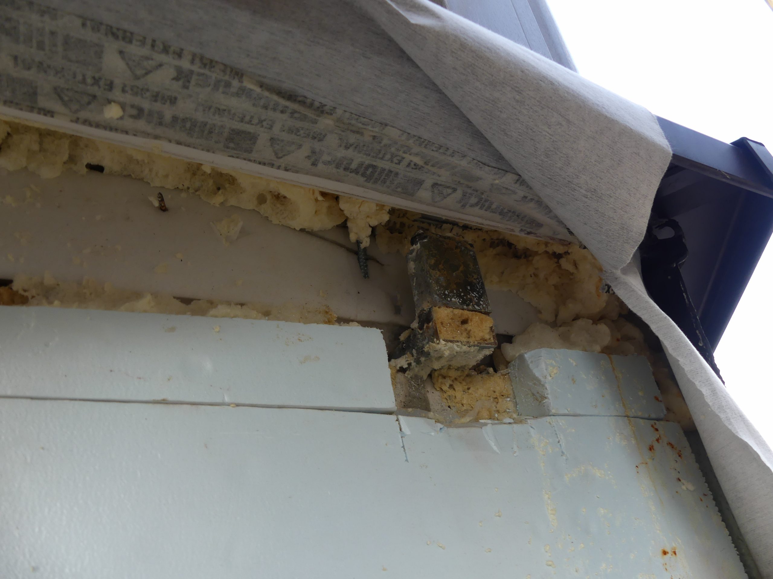 Bauseitige Fensterkonsolen in der Betondecke – bei der Montage nicht genutzt, Dokumentation im Rahmen einer Abnahmebegleitung