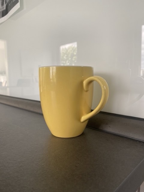 Kaffeetasse als Symbol für Neutralität und Distanz des Sachverständigen im Gerichtsauftrag