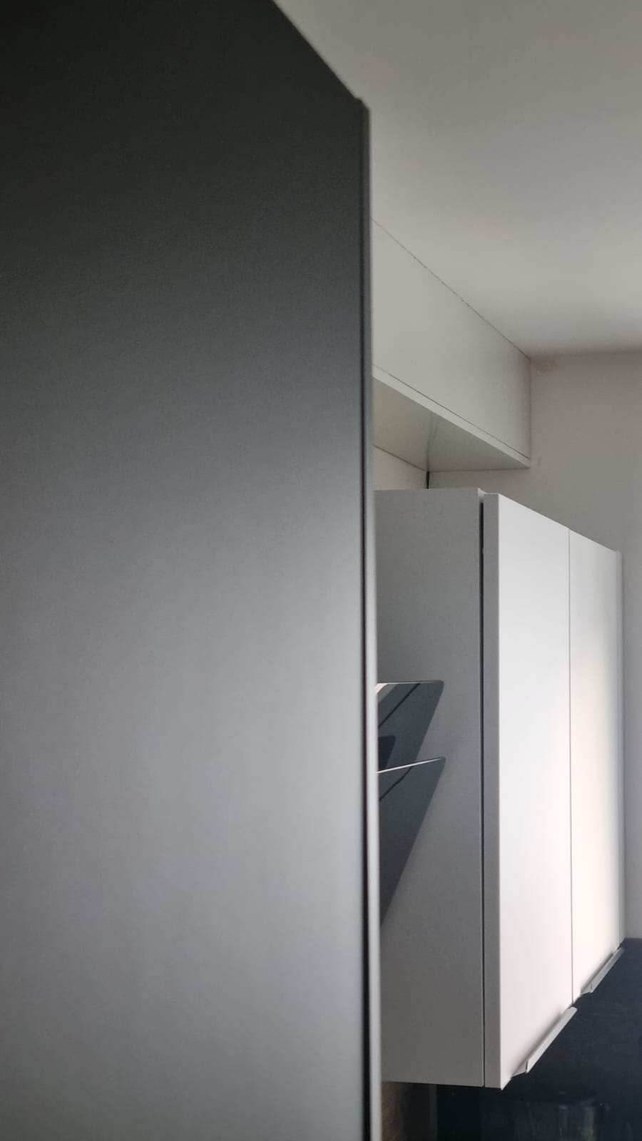 Ungleichmäßiges Spaltmaß an Hängeschränken bei fehlerhafter Küchenmontage